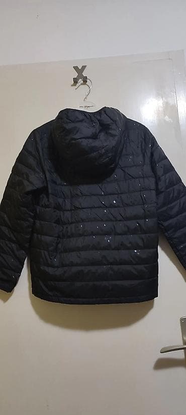 Gap crna jaknica sa zvezdicama nepromočiva,koje blago sijaju.Lagana je