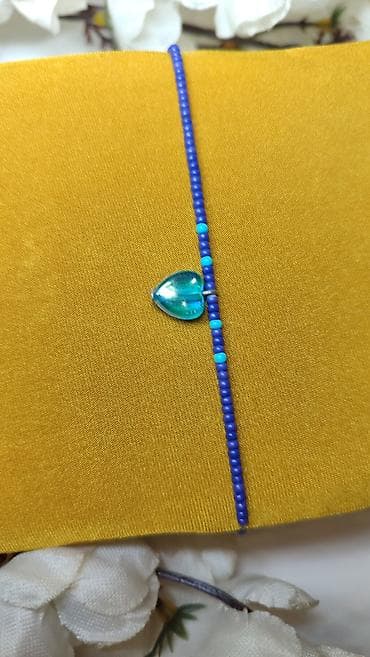 Ručno rađena narukvica od sitnih perlica u intenzivnoj kraljevsko