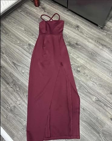 Veoma lepa haljina S veličine. Malo se odšila u pojasu na par mesta pa na lalafo.rs Veoma lepa haljina S veličine. Malo se odšila u pojasu na par mesta pa