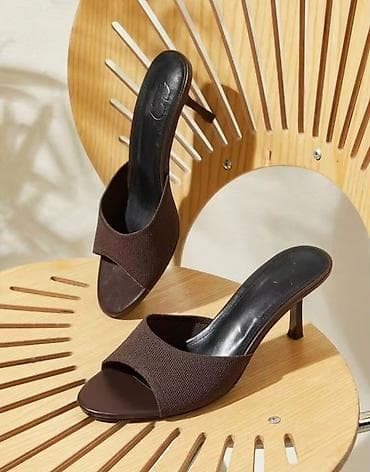 cesare paciotti stikle: ✨ Dostupne u broju 40
✨ Unutrasnje gaziste 26 cm

1200 rsd 💥 — 2