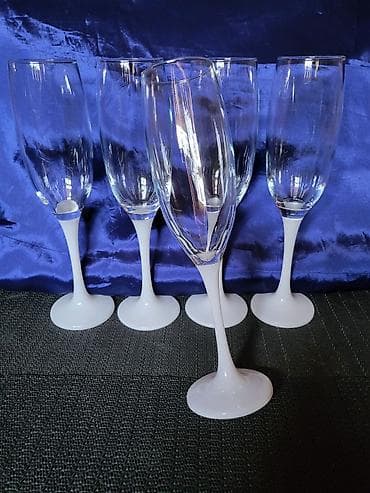 čaše za kuvano vino: Case,nove,vintaz za vino. Case za vino,sve na njima odsjaj od svetla — 6