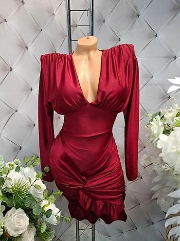 Elegantna ženska mini haljina s dugim rukavima - Model: uska silueta