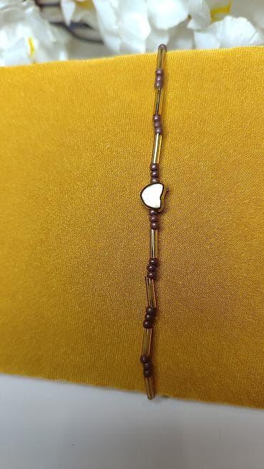 dzepni sat cena: Minimalistička narukvica sa perlicama i centralnim privjeskom u obliku — 4