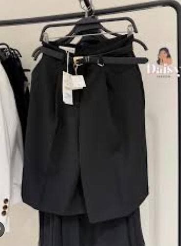 Šortsevi, Bermude: Crne bermude sa pojasom - Model: elegantne ženske bermude, visoki — 1