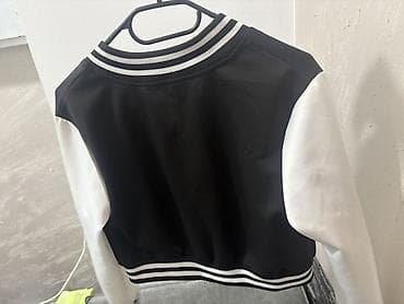 camel active jakne: Replay varsity jakna, kratki kroj. Crno-bela kombinacija: - crno telo — 2