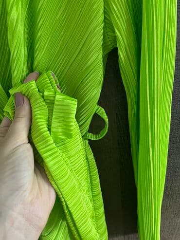 Women's Clothing: Vrlo efektna, strukirana zelena bluza sa pojasom. Prijatan i mekan — 3