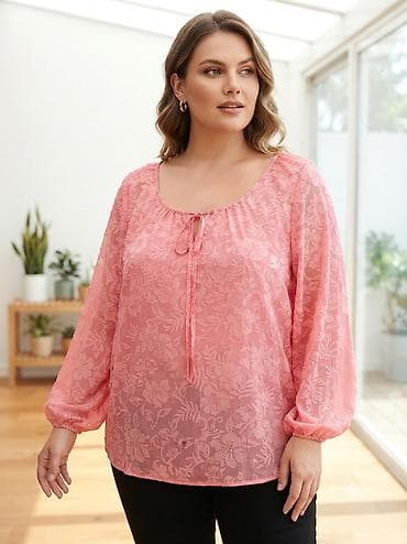 Ženska bluza u pastelno roze boji sa diskretnim cvetnim žakard