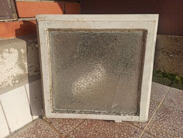 Prozori: Mali prozor bez okvira, sa duplim staklom, ali drugo staklo nedostaje — 4