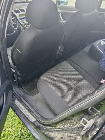 lidl presvlake za auto: Peugeot 407 SW karavan u crnoj boji. Vozilo ima krovne nosače i alu — 7