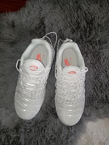 Nike Air patike – bele sa narandžastim detaljima - Model sa vidljivim