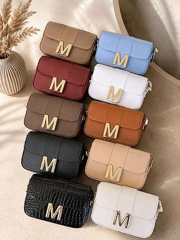 Ženska crossbody torbica sa velikim metalnim slovom “M” - Kompaktna