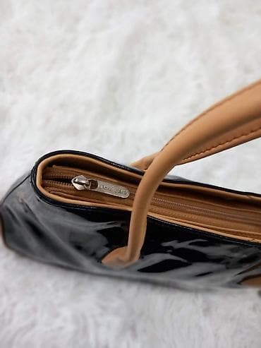 narukvica za sat: David Jones ženska torba – lak crna sa bež detaljima - Model — 4