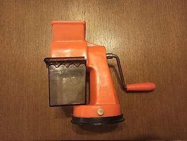 Retro mašinica za rendanje tvrdih sireva (moguće je da se može