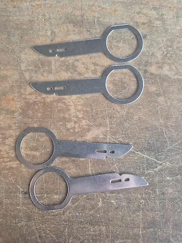 Alat za demontažu vadjenje CD uredjaja multimedia kod Audi vozila -