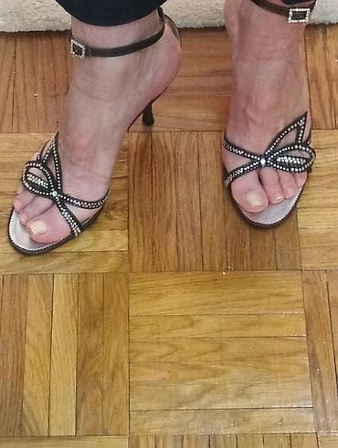 zlatne sandale metro: Sandale broj 36, braon, platno i cirkoni, štikla 8 cm, jednom nošene — 1