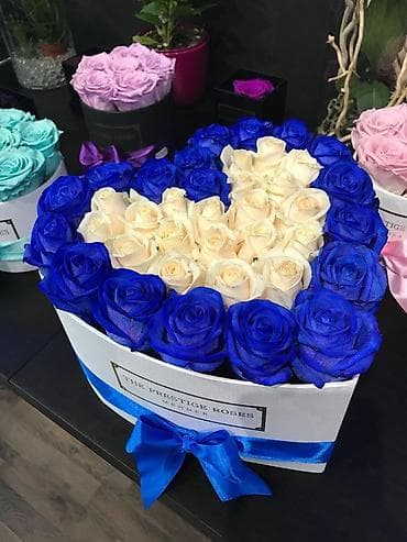 Kutija u obliku srca sa ružama – luksuzna cvetna aranžmanska kutija -