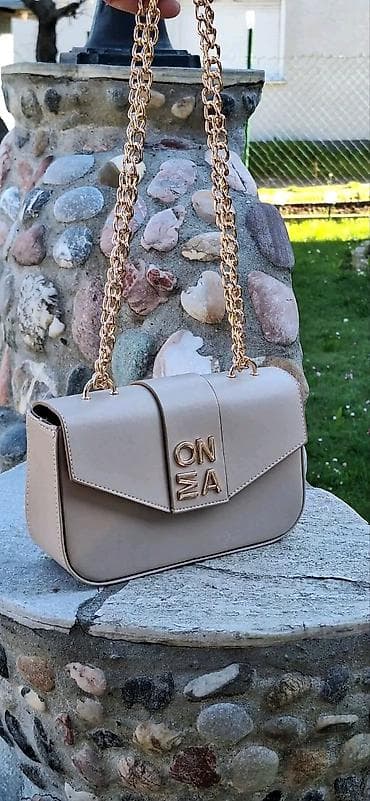 dzak za paketic: Ženska torbica preko ramena sa zlatnim lancem - Model: kompaktna — 3