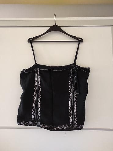 Crna bluza letnja velicina M. Crop. Ima zip sa strane