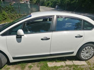 dimenzije guma za passat b6: Beli automobil Citroen C4 sa petoro vrata. Vozilo poseduje siva — 4