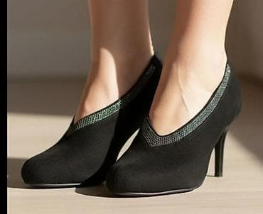 crocs papuce sa stikerima: Elegantne ženske salonke na štiklu - Boja: crna - Dizajn: zatvoren — 1