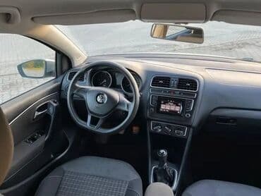 nove traktorske prikolice imt cena: Unutrašnjost automobila Volkswagen Polo, uključujući volan, instrument — 1