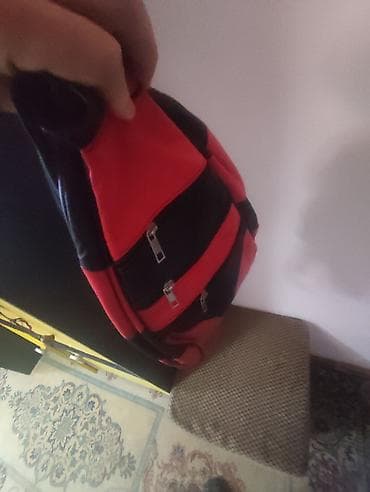 ranac sa imenom: Crveno-crna zenska torba/ruksak/ranac sa jednom naramenicom (sling) KO — 4