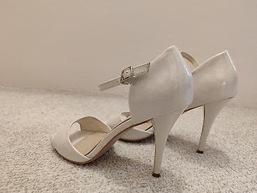 nike air d: Elegantne ženske sandale na štiklu - Boja: krem/bela - Model — 2