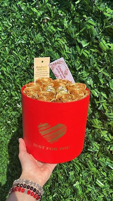 Čaj, kafa, pića: Luksuzna poklon kutija “Just for You” sa ručno rađenim zlatnim ružama — 2