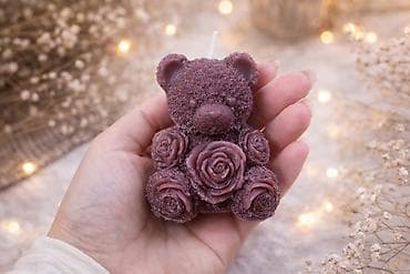 Dekorativna sveća u obliku medvedića sa ružama - Materijal: vosak -