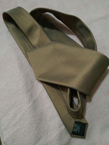 krem pantalone i crna kosulja: Kravata 
Hugu Boss — 3