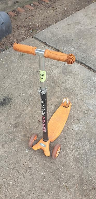 polovni hoverboard: Trotinet sa svetlecim tockicima 
Komad 1200 din — 2