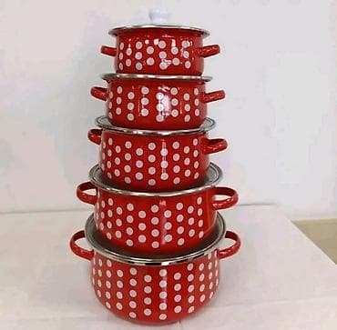 lonci za kuvanje: Set crvenih emajliranih šerpi sa belim tufnama – 5 delova - — 1