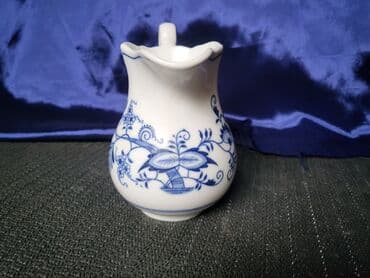 oprema za krevetac: Nov,vintaz bokal za mleko,original cvibl mustra. Nov porcelanski — 6