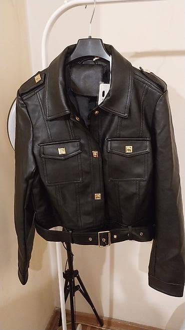 haljina 48: Crna ženska jakna od veštačke kože sa zlatnim detaljima. Univerzalna — 2