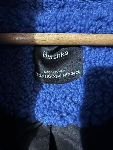 bodi s: Bershka teddy kaput – kobalt plava boja - Model: duži teddy/šerpa — 2