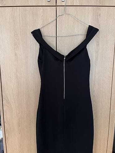 leptir top: Elegantna crna koktel haljina - Kroj: uska silueta do kolena — 1