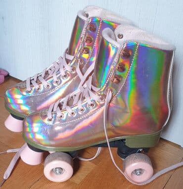 CC California skates, vrhunske rolšue zlatne boje kao roleri. Cerka je