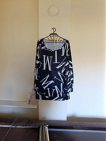 patike veliki brojevi: Crna tunika sa belim tipografskim printom - Model: ležerna — 1