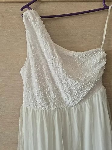 haljina bubamara: Elegantna bela duga haljina na jedno rame. - Gornji deo: asimetričan — 2