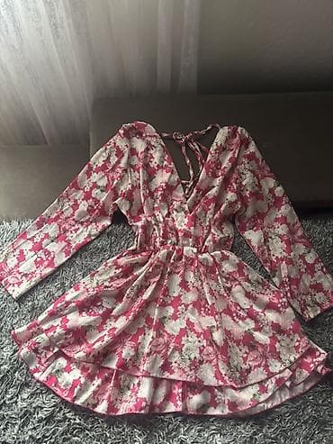 Ženska kratka haljina sa cvetnim printom - Model: lepršava na lalafo.rs Ženska kratka haljina sa cvetnim printom - Model: lepršava