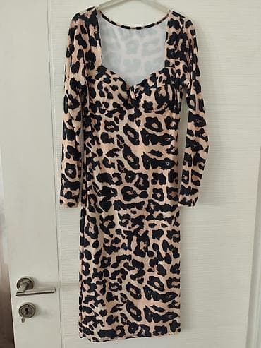 Haljina s leopard printom, dugih rukava. Midi dužina, uski kroj koji
