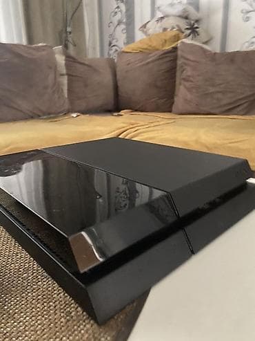 PlayStation 4, FAT, 500GB Na stanju više komada. Sve konzole su