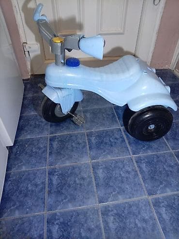 Dečiji tricikl na pedale – plavi - Materijal: čvrsta plastika