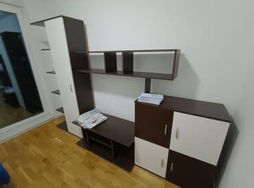 krevetac za bebe 5 u 1: Moderan zidni dnevni regál od univera u kombinaciji tamnog drveta i — 1