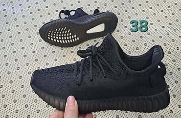 kosarkaske patike: Patike inspirisane modelom Yeezy Boost 350 u tri varijante boja — 1