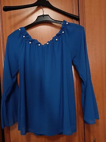 Elegantna ženska bluza u plavoj boji. Model sa širokim, lepršavim na lalafo.rs Elegantna ženska bluza u plavoj boji. Model sa širokim, lepršavim