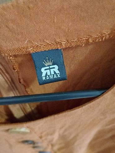 patike sa greskom: Haljina – rđa/narandžasta, midi dužina, kratki volan-rukavi. Okrugli — 3