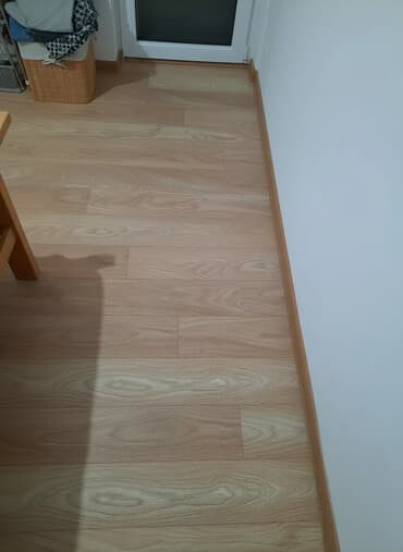 Usluge u domaćinstvu: Postavljanje laminata 2 eura kvadrat postavljanje lajsne 1.5 eura po — 1