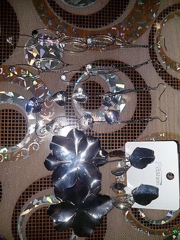 Setovi i kolekcija bižuterije – minđuše srebrne boje Opis: - Više na lalafo.rs Setovi i kolekcija bižuterije – minđuše srebrne boje Opis: - Više