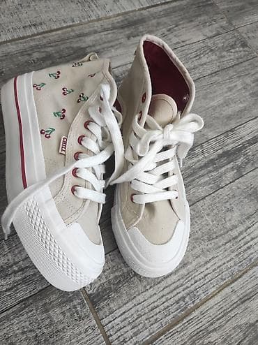 legend velicine: Platnene visoke patike sa motivom trešanja Velicina naznacena 38 ali — 1